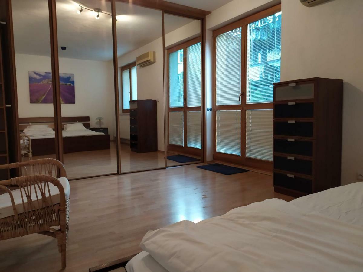 Kate & Jenny - Two-Level Apartment In The Old Town براتسيلافا المظهر الخارجي الصورة