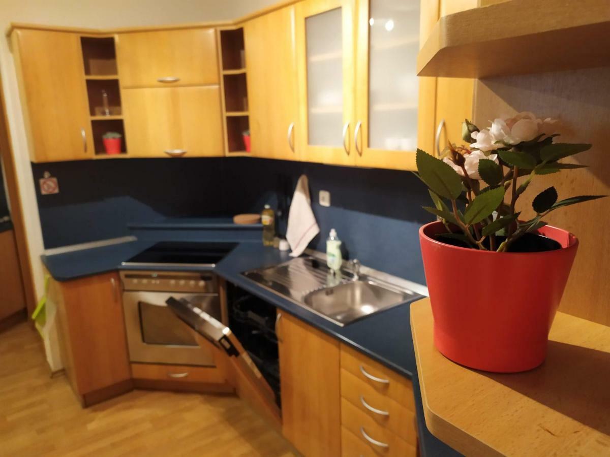 Kate & Jenny - Two-Level Apartment In The Old Town براتسيلافا المظهر الخارجي الصورة