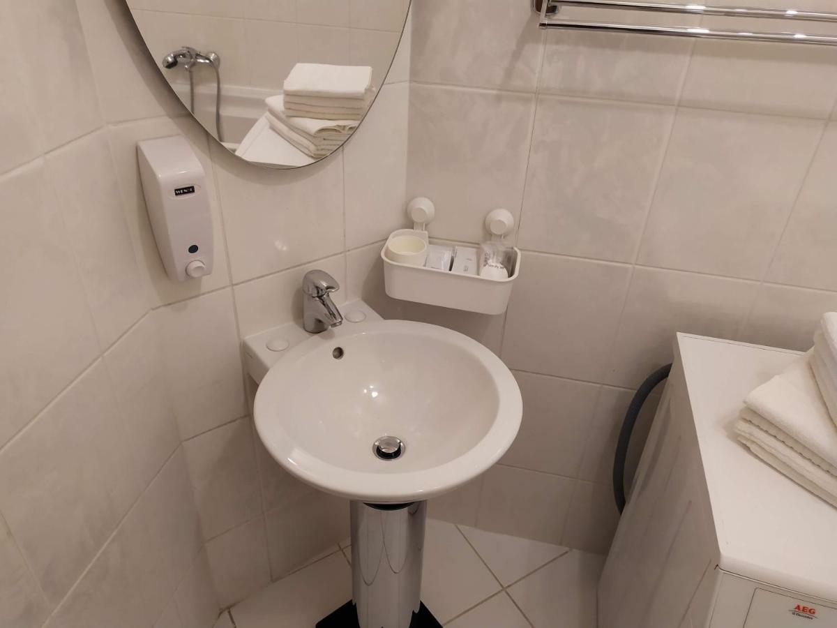 Kate & Jenny - Two-Level Apartment In The Old Town براتسيلافا المظهر الخارجي الصورة